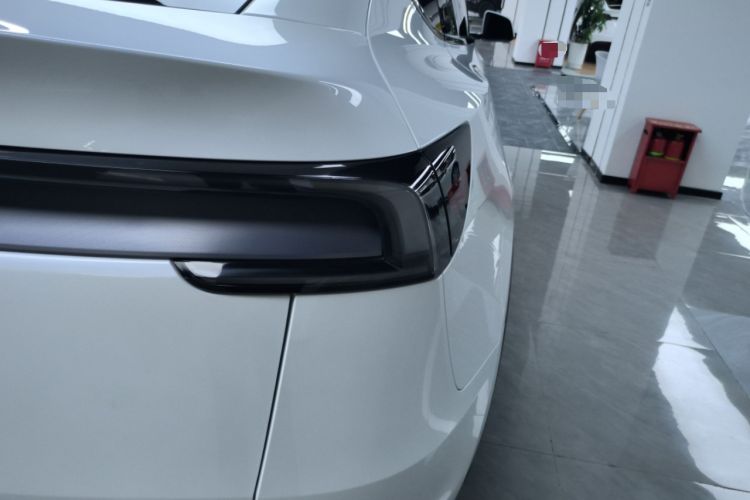 Used Tesla Model Y 2025 Long-Range All-Wheel-Drive Version