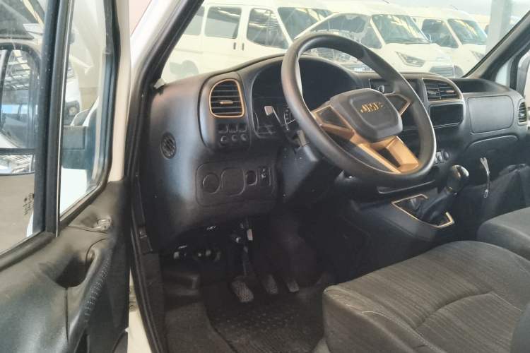 Used JMC Transit 2019 2.8T Commercial Version Short Wheelbase Mid-Roof 3-Seater China VI Standard JX493