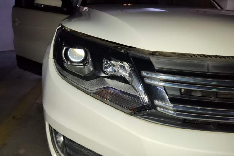 Used Volkswagen Tiguan 2017 300TSI Automatic Two-Wheel Drive Silk Road Luxury Edition Right Front Headlight