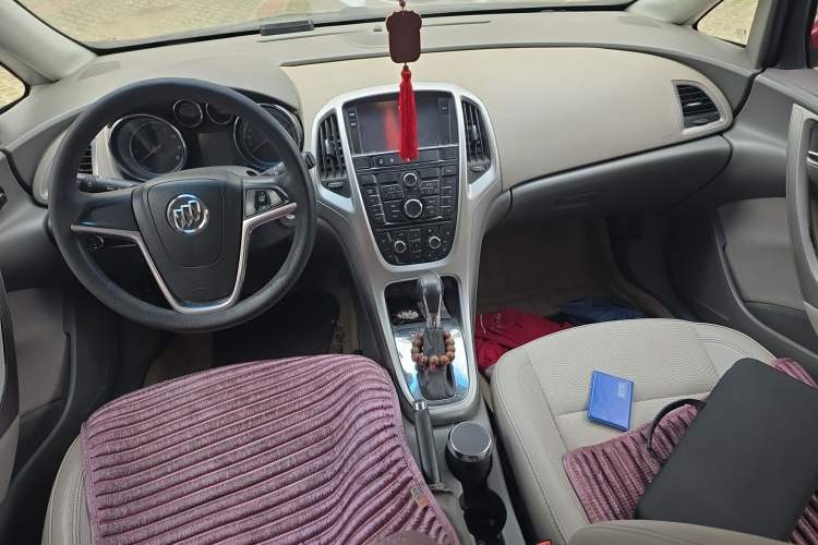 Used Buick GT 2013 XT 1.6L Automatic Fashion Edition Center Console