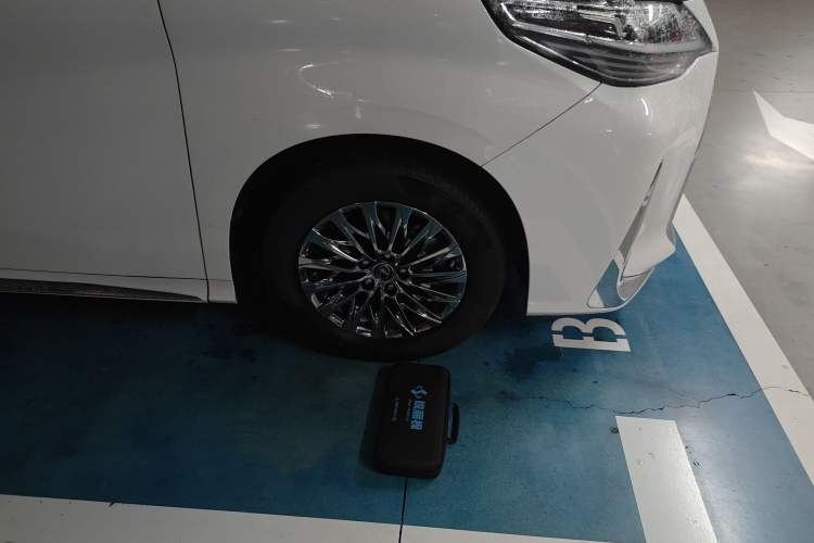 Used Lexus LM 2020 300h Seven-Seat Elegant Edition Right Front Wheel Hub