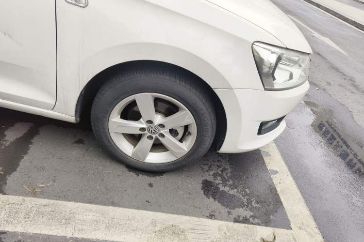 Used Volkswagen Santana 2013 1.6L Manual Comfort Edition Right Front Wheel Hub