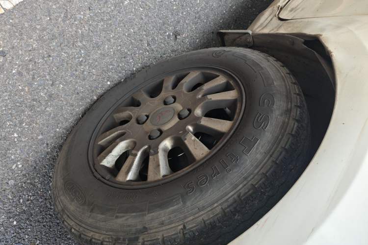 Used Wuling Rongguang V 2015 1.5L Standard Version Right Front Wheel Hub