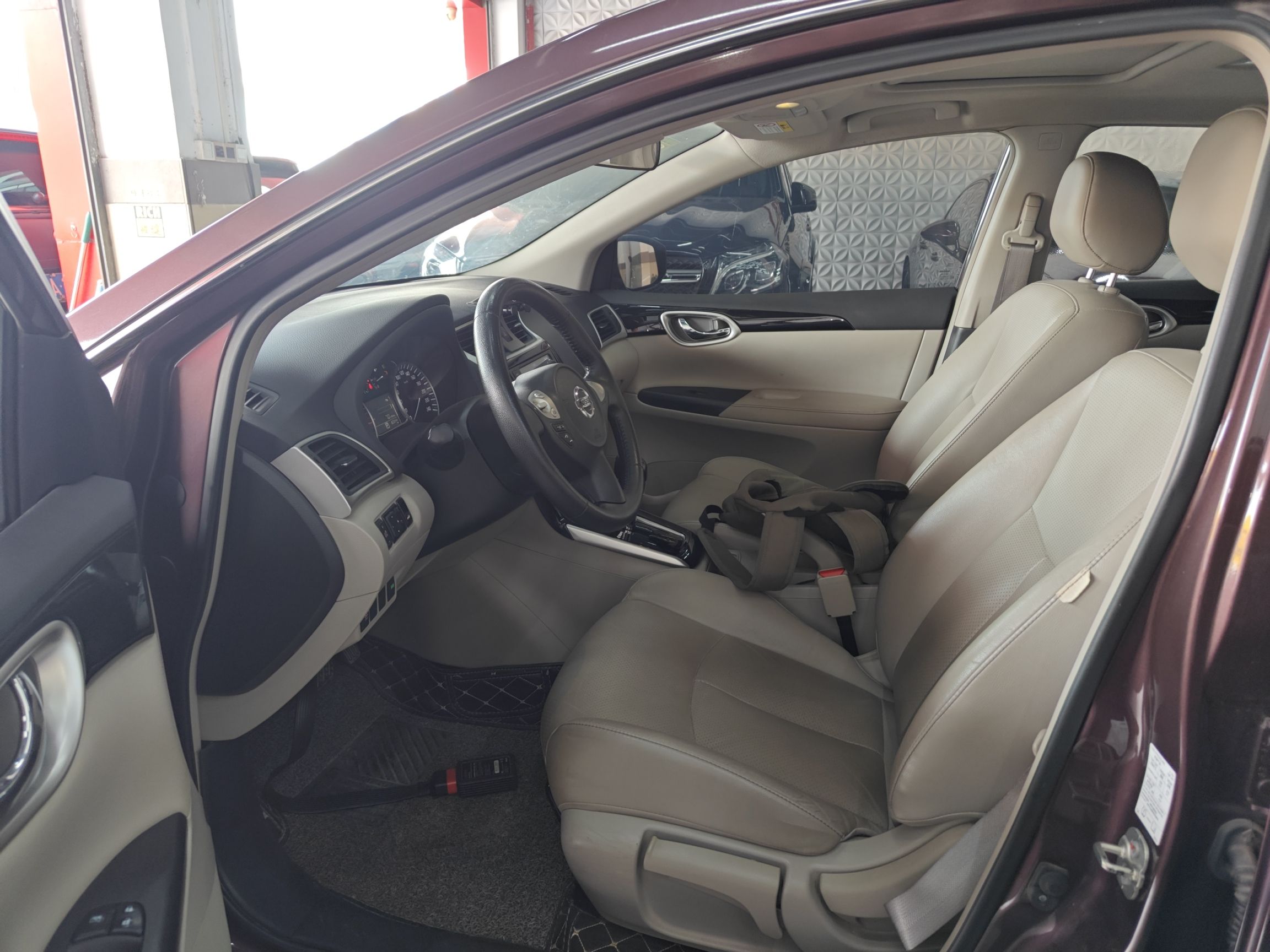 المقاعد الأمامية داخل السيارة