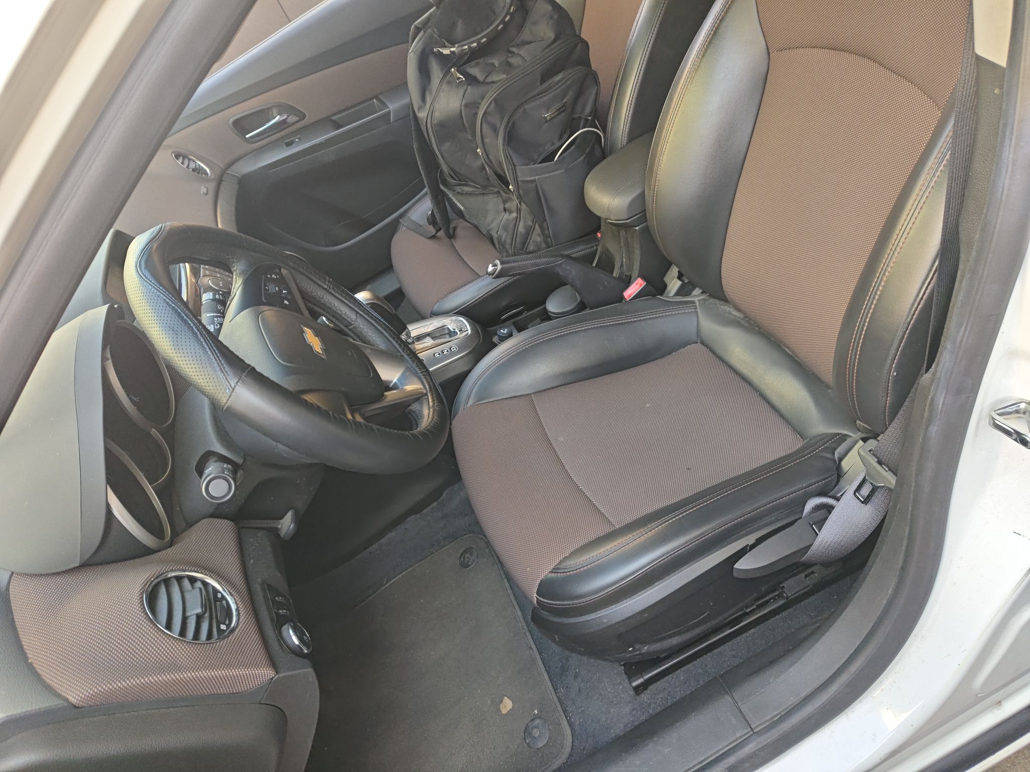 Переднее сиденье в автомобиле