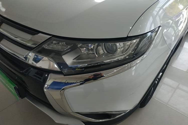 Used Mitsubishi Outlander 2018 2.0L Two-Wheel-Drive Jiale Edition 7-Seater
