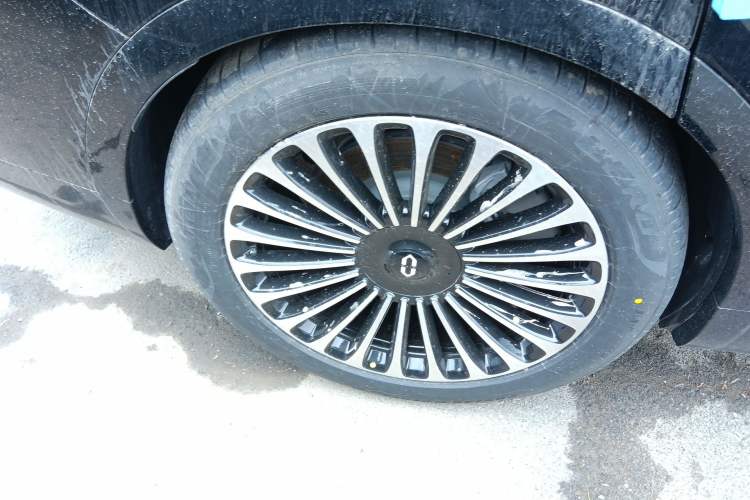 Used Hima AITO M9 2025 Extended-Range Ultra Version 52 kWh 6-Seater Right Rear Wheel Hub