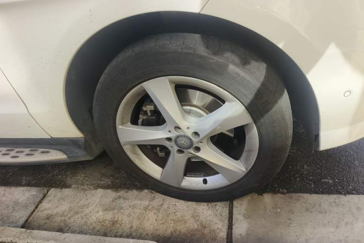 Used Mercedes-Benz M-Class 2015 ML 320 4MATIC Right Front Wheel Hub