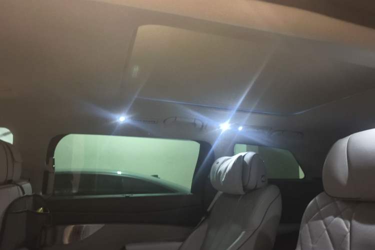 Used Denza D9 2022 DM-i 1040 Prestige Model
