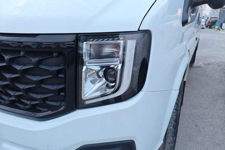 Used JMC Fushun 2023 2.0T Automatic Mid-Range High-Roof Commercial Multi-Purpose 7-Seater Passenger Vehicle Left Front Headlight