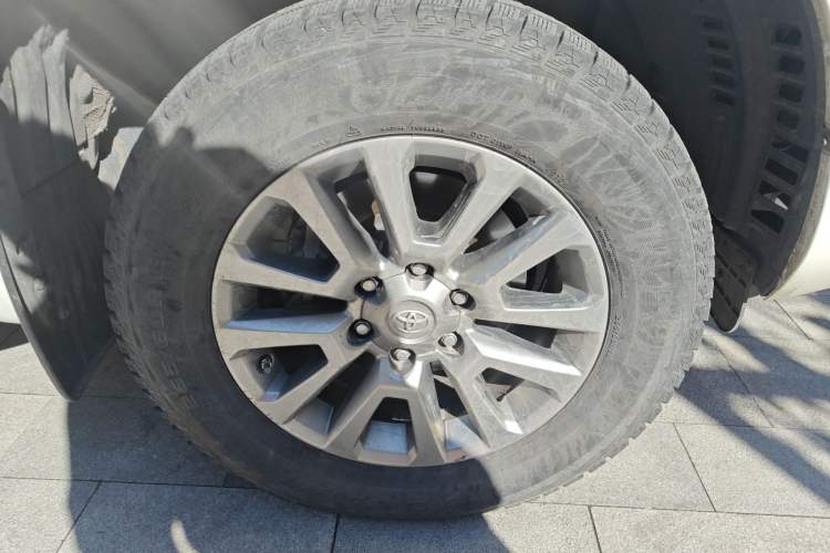 Used Toyota Prado 2018 3.5L Automatic TX-L with Rear-Mounted Spare Tire Right Front Wheel Hub