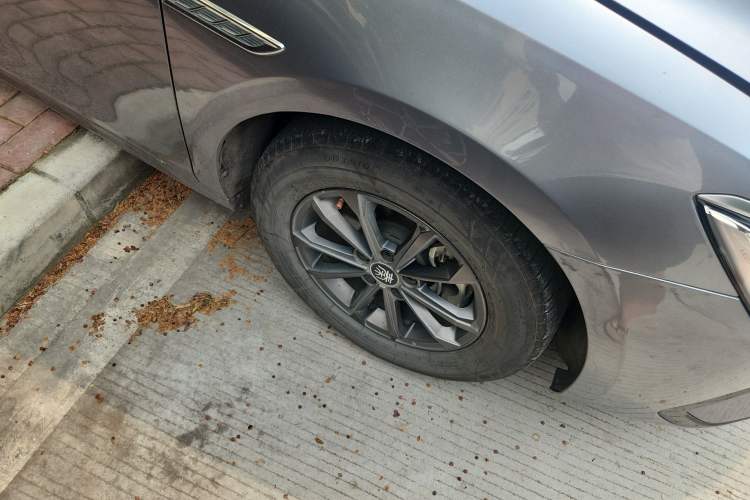 Used BYD Qin PLUS 2021 EV 400KM Leading Comfort Edition Right Front Wheel Hub