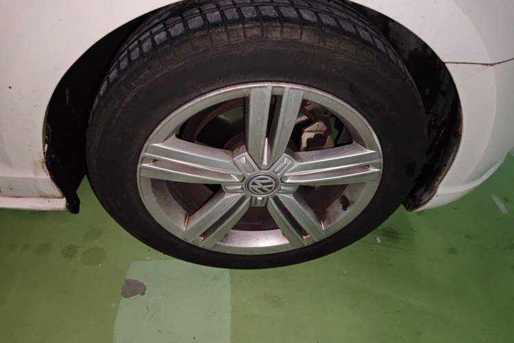 Used Volkswagen Lamando 2015 280TSI DSG Comfort Edition Right Front Wheel Hub