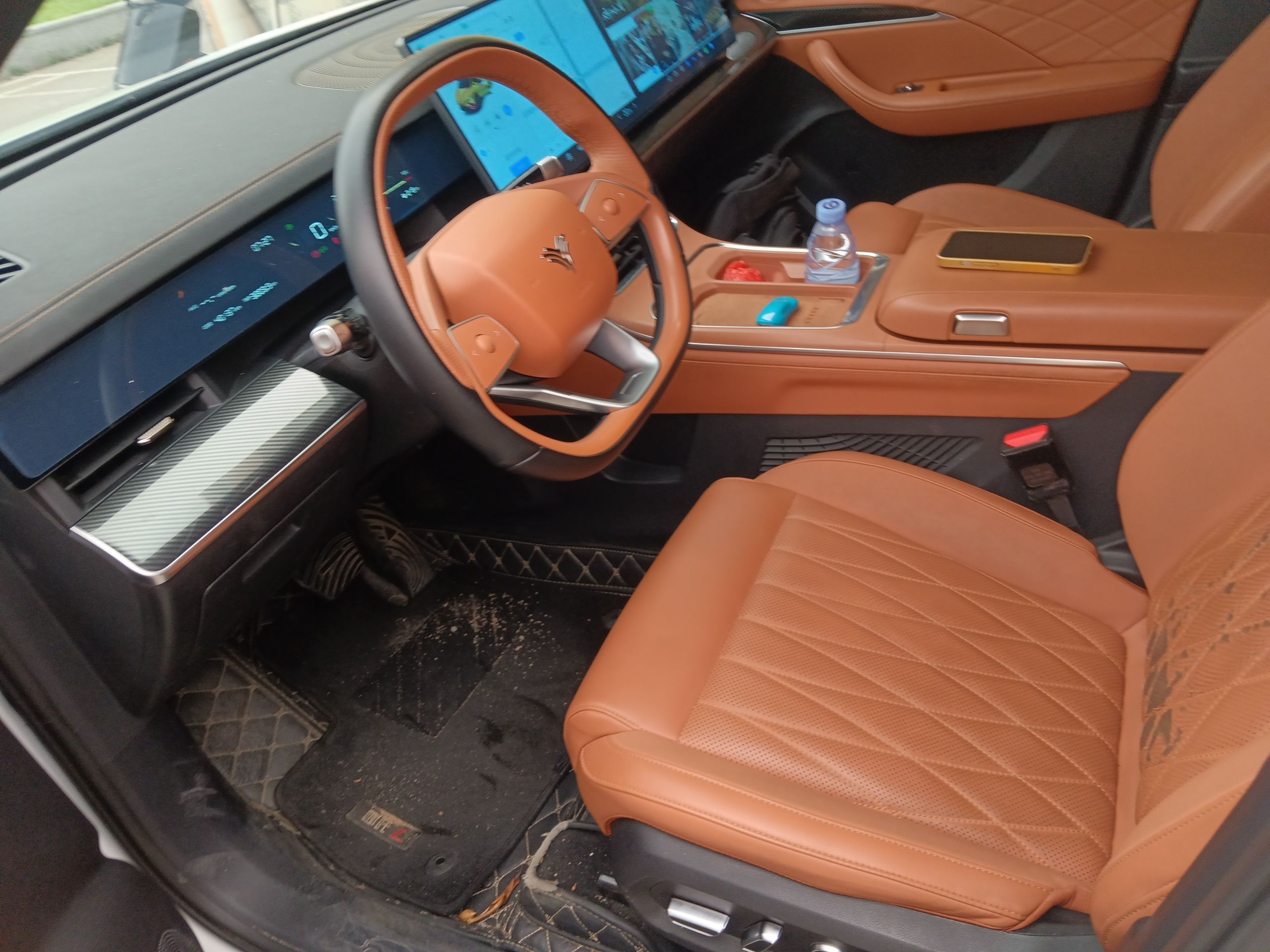 المقاعد الأمامية داخل السيارة