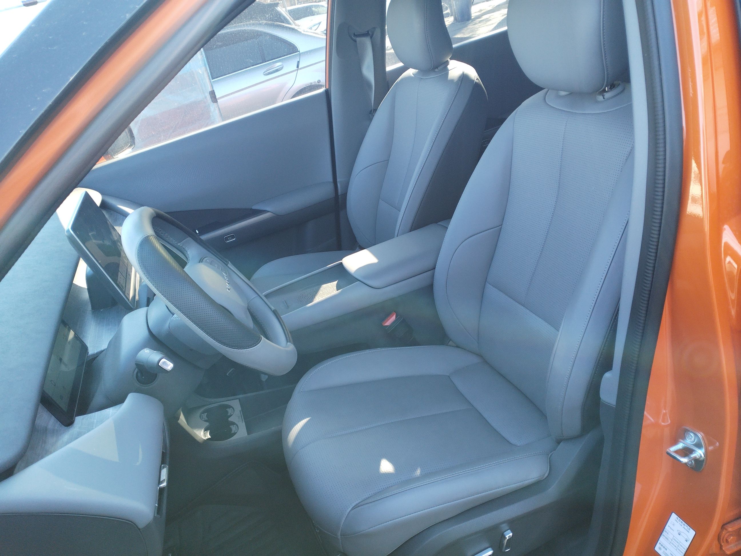 المقاعد الأمامية داخل السيارة