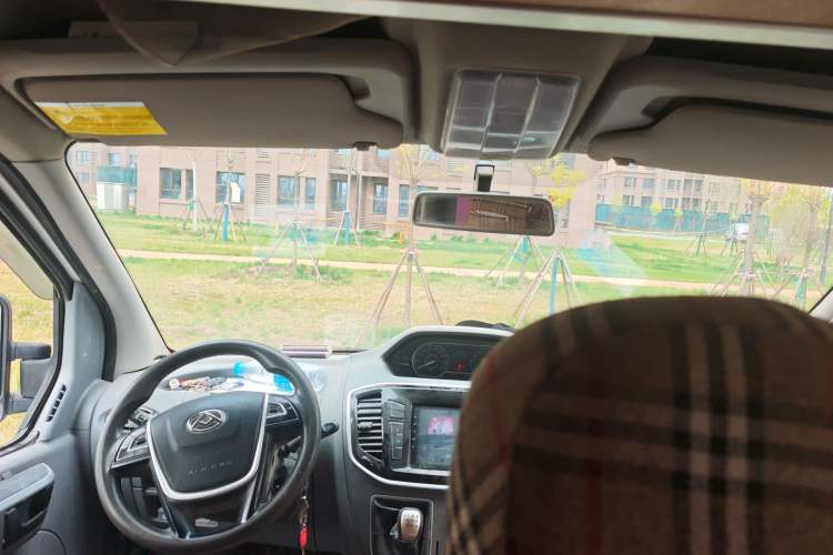 Used SAIC MAXUS Xintu V80 2019 2.5T Classic Edition 6-Speed Manual – Aoyuntong Modified Version Short Wheelbase Mid-Height Roof 5/6 Seats
