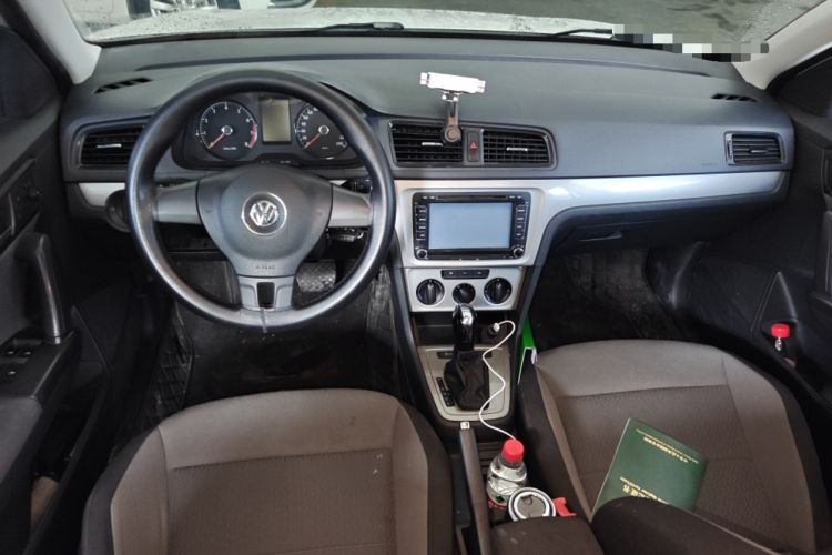 Used Volkswagen Gran Lavida 2013 1.6L Automatic Fashion Model Center Console