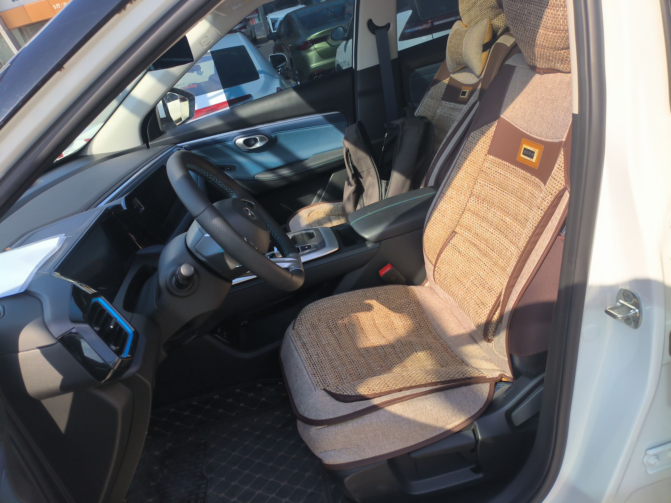 المقاعد الأمامية داخل السيارة