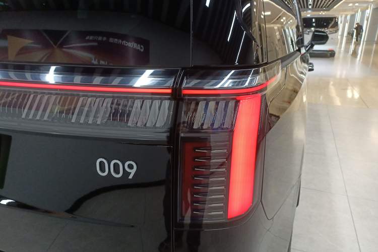 Used Zeekr 009 2024 7-Seater Walk-Through Version Four-Wheel Drive 108 kWh