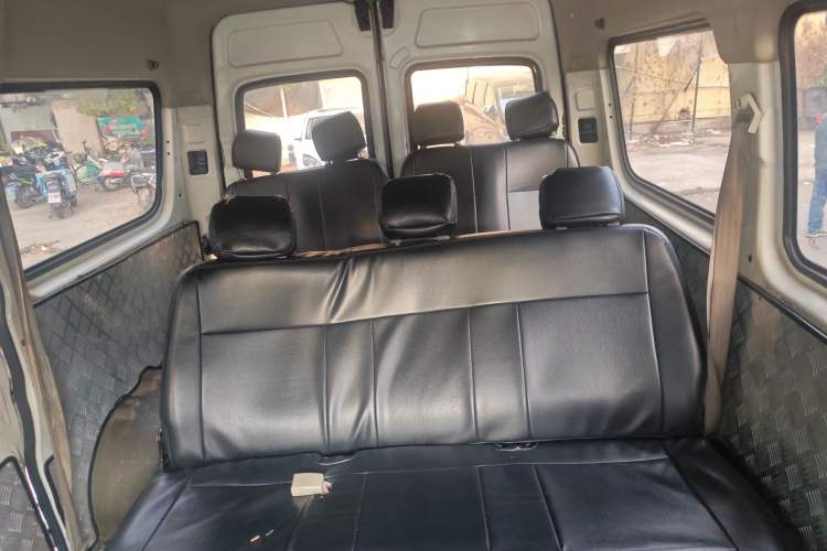 Used SAIC MAXUS Xintu V80 2014 2.5T Aotuntong Short Wheelbase Mid-Roof Model
