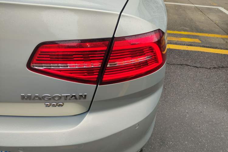 Used Volkswagen Magotan 2017 330TSI DSG Luxury Model Right Rear Taillight