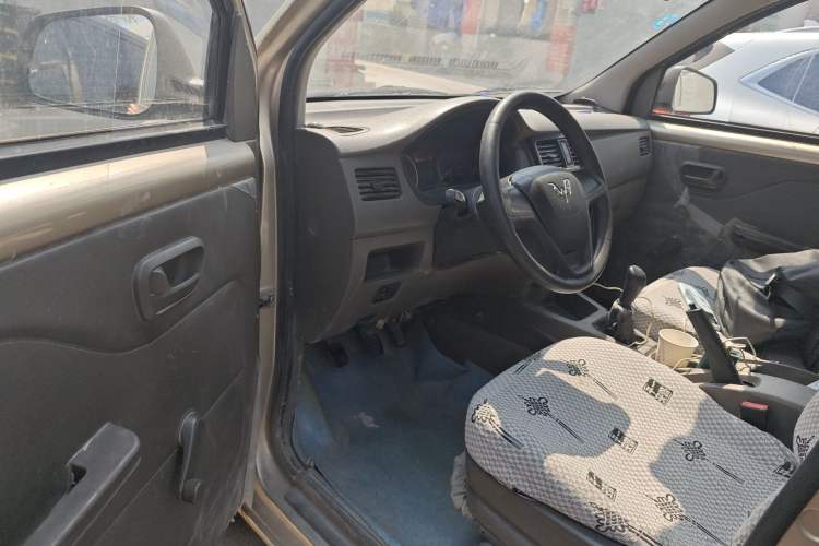 Used Wuling Rongguang V 2016 1.5L Practical Version Driver Seat