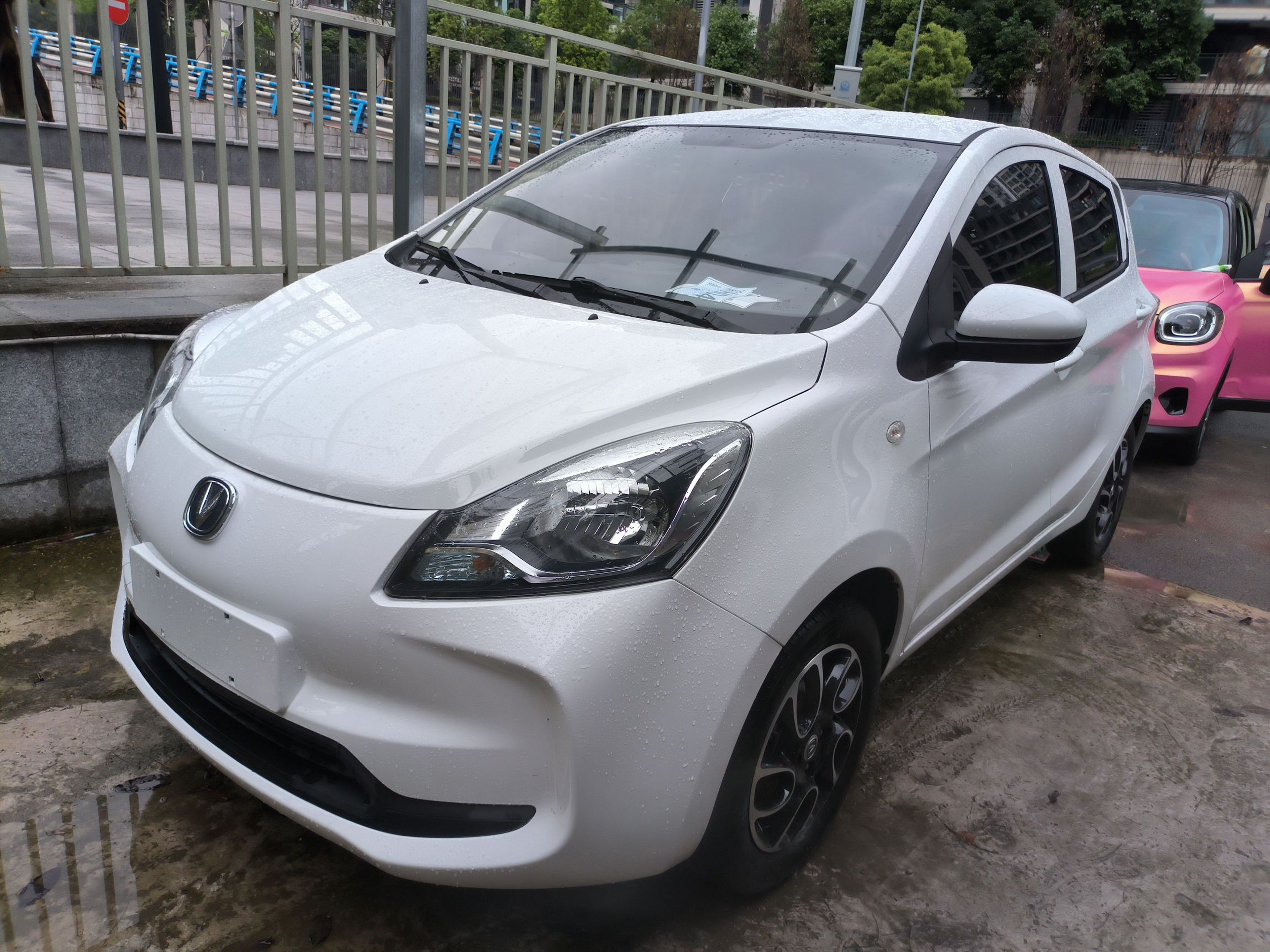 Под передней частью автомобиля