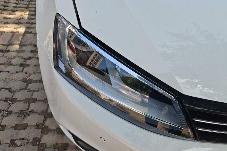 Used Volkswagen Sagitar 2014 1.4TSI Automatic Luxury Model Right Front Headlight