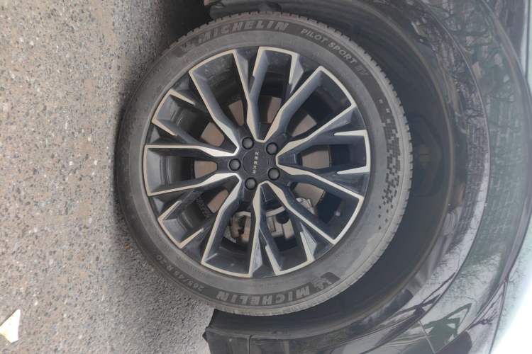 Used Zeekr 7X 2025 100 kWh Long-Range Rear-Wheel Drive with Intelligent Driving Features Right Front Wheel Hub