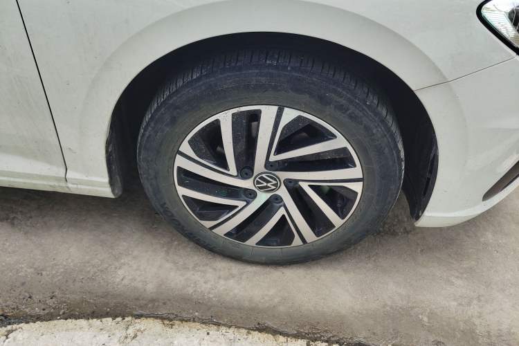 Used Volkswagen Lavida 2022 1.5L Automatic Comfort Edition Right Front Wheel Hub