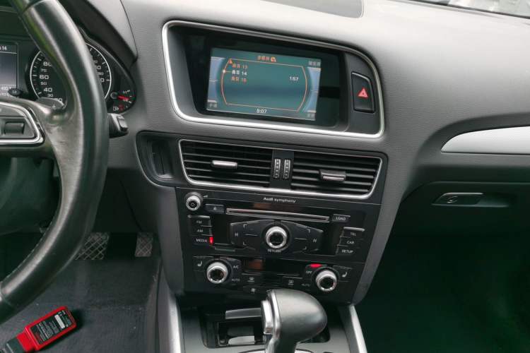 Used Audi Q5 2017 40 TFSI Technology Edition Audio And AC Panel