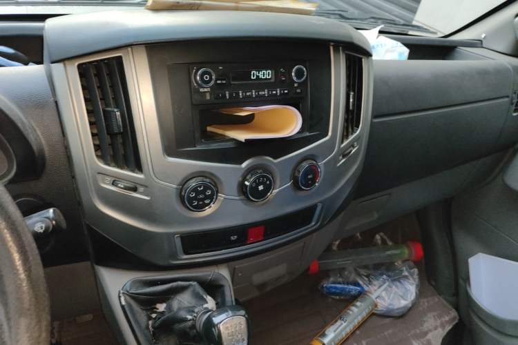 Used Dongfeng Yufeng 2020 2.5T V9 Value-Added Edition Logistics Vehicle Short Wheelbase Mid-Roof Design 5–9 Seater China V Emission Standard ZD25 Audio And AC Panel