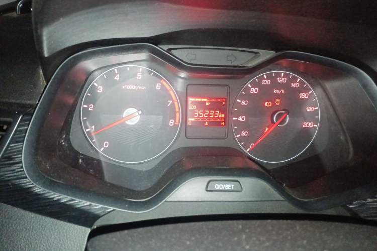 Used Baojun 310 2016 1.2L manual Comfort trim level Odometer Close Up