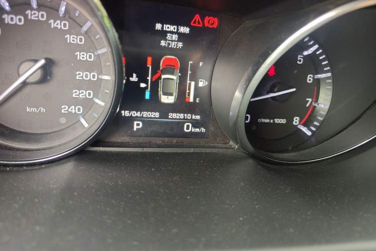 Used Land Rover Discovery Sport 2015 2.0T SE Odometer Close Up