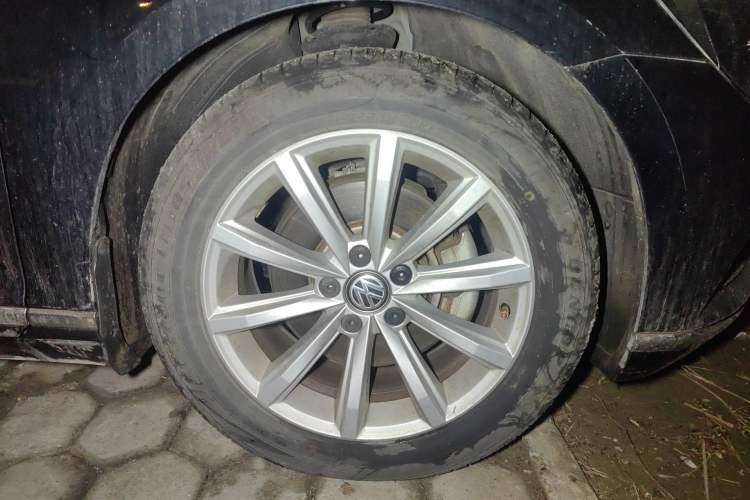 Used Volkswagen Magotan 2017 330TSI DSG Leading Model Right Front Wheel Hub