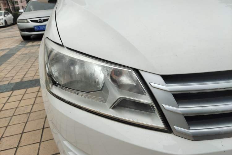 Used Volkswagen Santana 2013 1.6L Automatic Fashion Edition Right Front Headlight