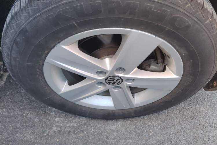 Used Volkswagen Bora 2013 1.6L Automatic Fashion Model Right Front Wheel Hub