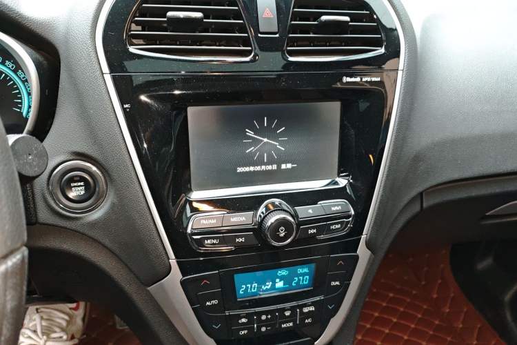 Used GAC Trumpchi GS5 Super 2016 1.8T Automatic Two-Wheel Drive Anniversary Edition Audio And AC Panel