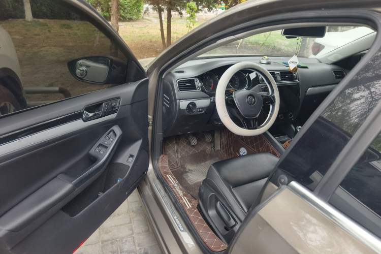 Used Volkswagen Sagitar 2015 1.6L Manual Comfort Model