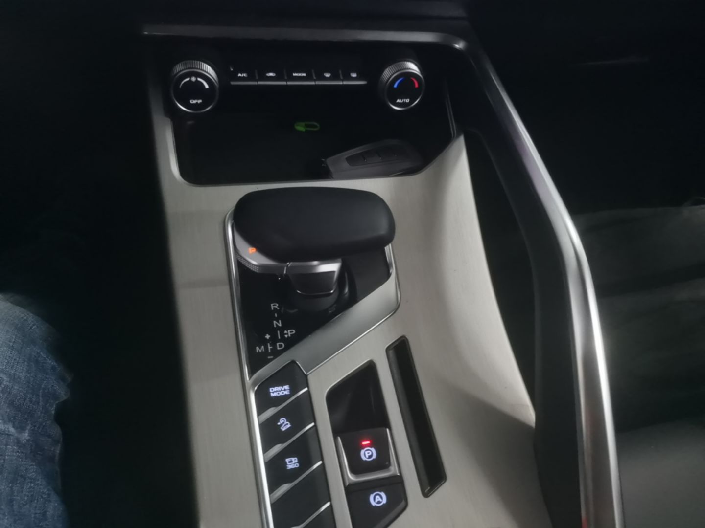Geely Auto Coolray 2023 1.5T DCT Diamond Edition — снимка 16