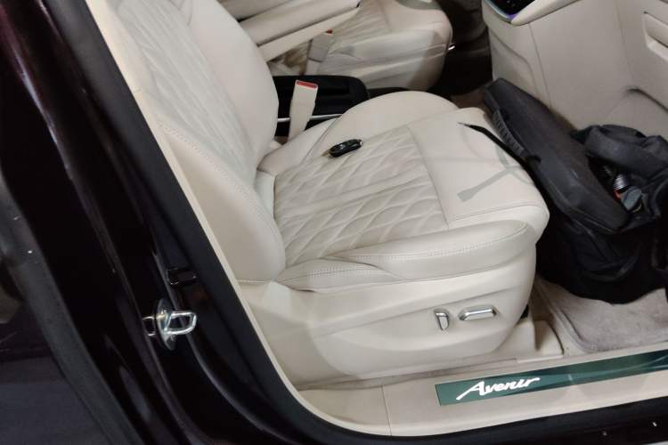 Used Buick GL8 2022 Avenir Aivia 7-Seater Deluxe Edition