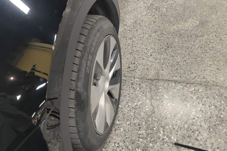 Used Tesla Model Y 2024 Long-Range All-Wheel-Drive Version Left Front Wheel Hub