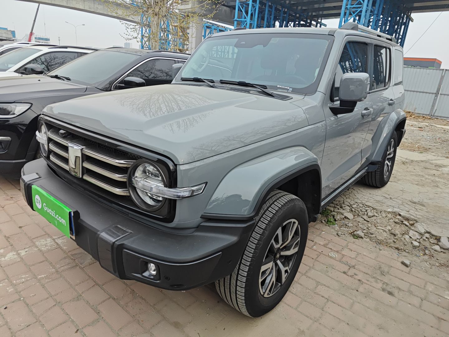 تحت مقدمة السيارة