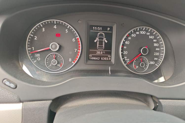 Used Volkswagen Sagitar 2014 1.4TSI Automatic Luxury Model Odometer Close Up