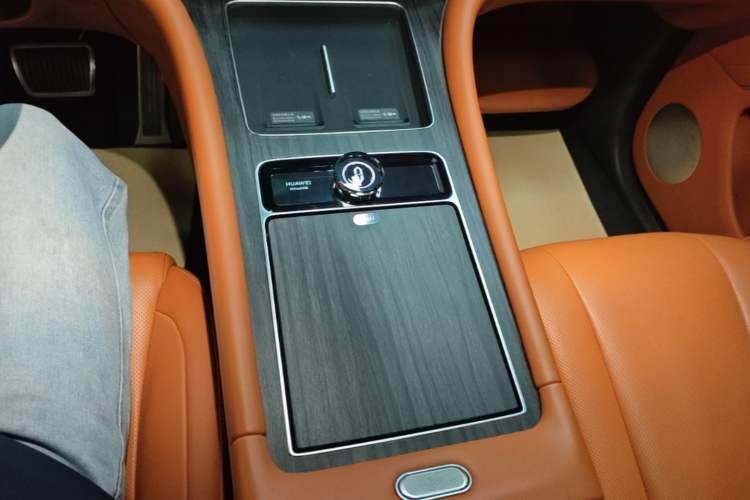 Used Hima AITO M9 2024 Range-Extended Max Edition 42 kWh 6-Seater Version Gear Lever