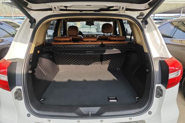 Used Haval H8 2015 2.0T Two-Wheel-Drive Luxury Version Trunk