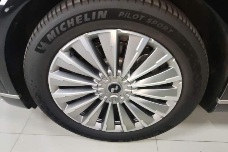 Used ONVO Luxeed L90 2025 Model—Max Six-Seater Version
