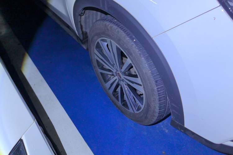 Used Roewe RX5 2019 20T Two-Wheel Drive Automatic Ali Smart Connectivity Platinum Edition Right Front Wheel Hub