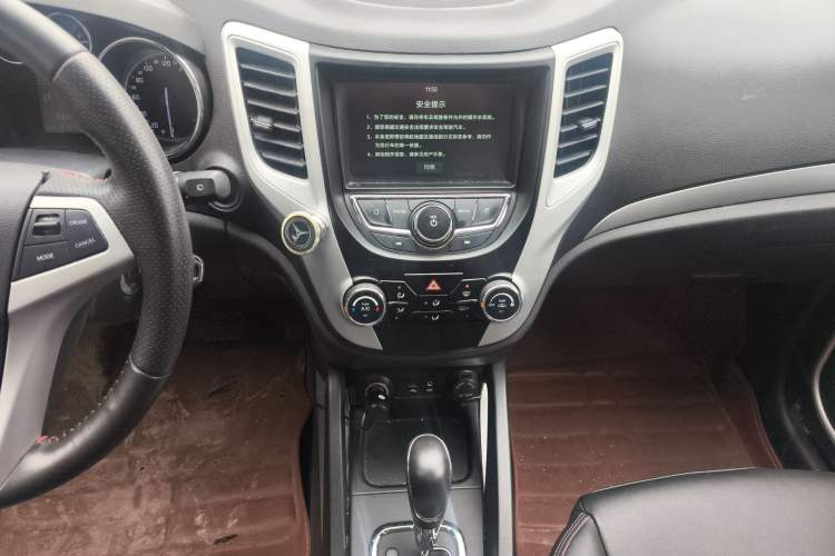Used CHANGAN CS35 2016 1.6L Automatic Luxury Model China IV Standard Audio And AC Panel