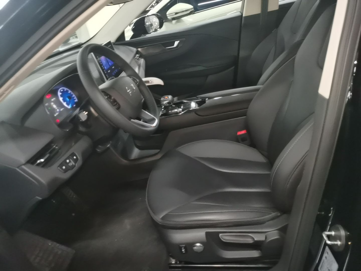 Hongqi E-QM5 2023 Base Travel Edition — снимка 17